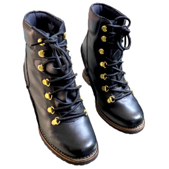 holiday sale at $29 🔥 Skechers black boots 🥾 only used them once - Picture 1 of 4